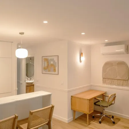 Stylish 2br With Ac & Terrace | By Airnest リスボン